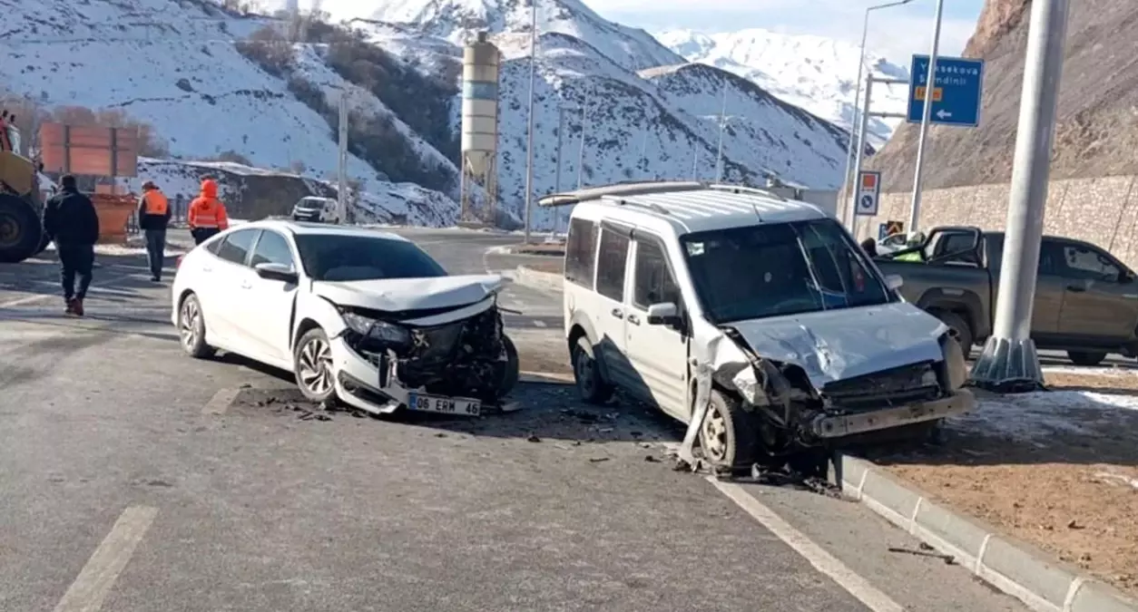 Yüksekova\'da Yeni Köprü Tüneli Çıkışında Kaza