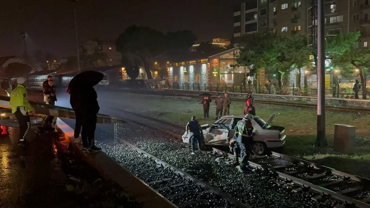 Otomobil Tren Raylarına Düştü