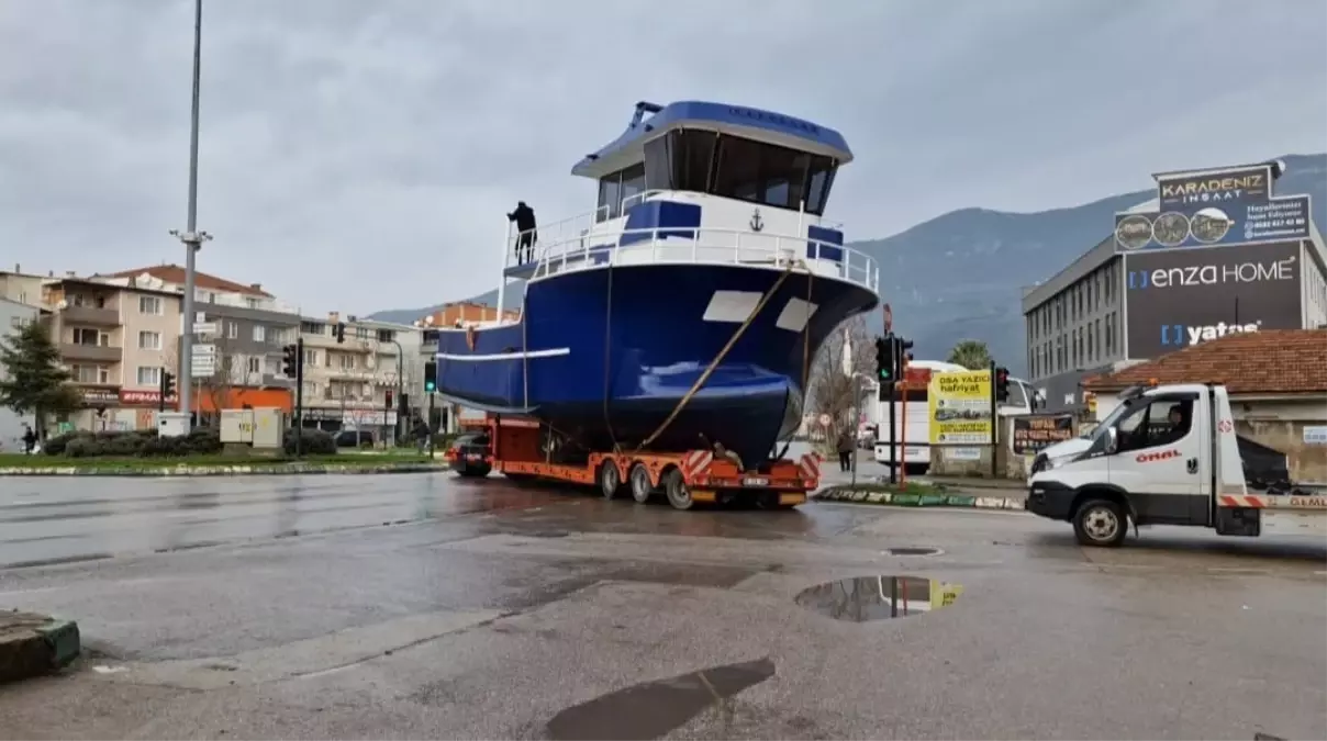 Bursa\'da Balıkçı Teknesi TIR ile Taşındı