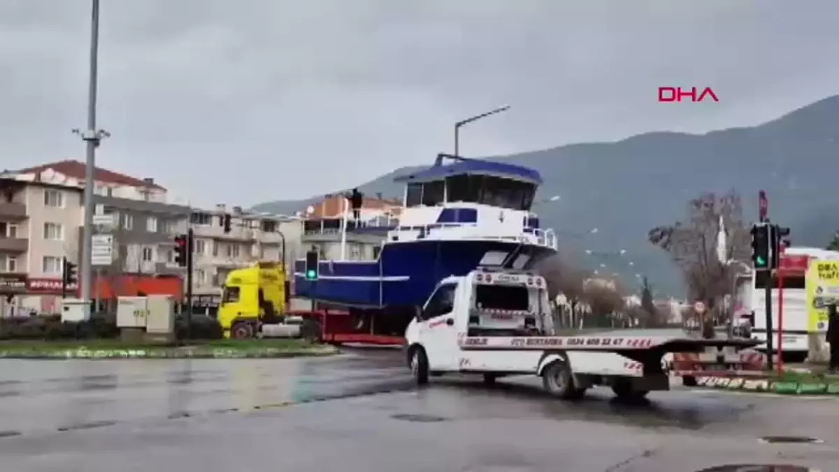 Gemlik\'te Balıkçı Teknesi TIR ile Limana Taşındı