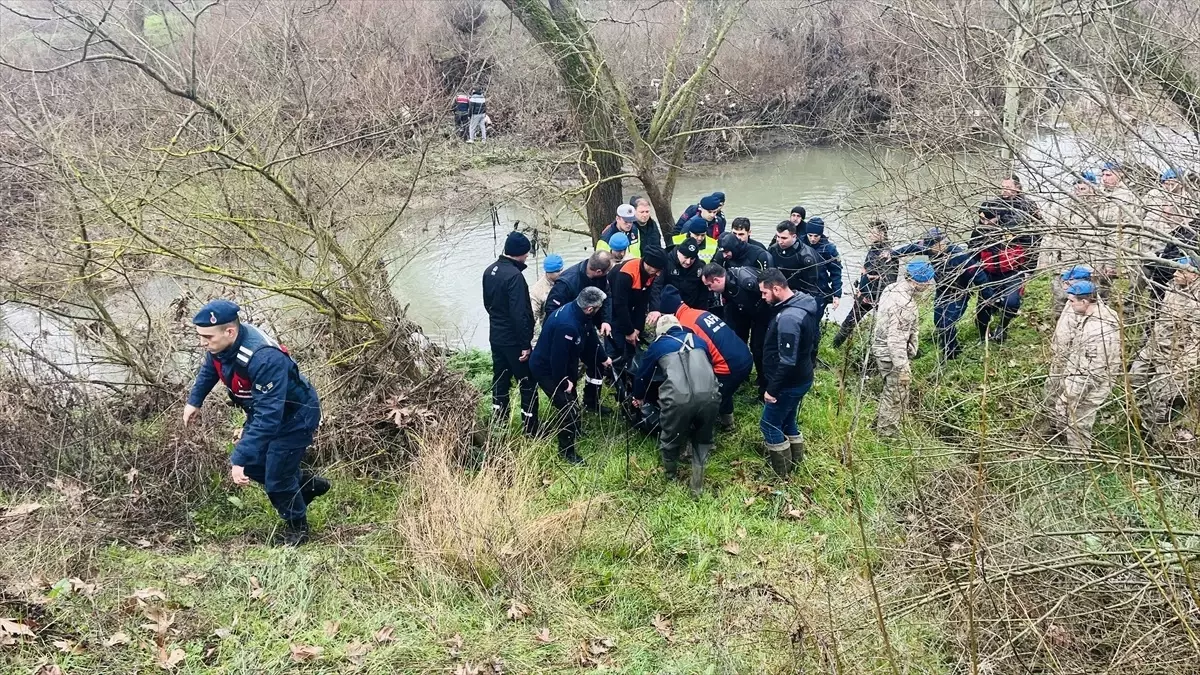 Çanakkale\'de Araç Çaya Düştü: 1 Ölü, 1 Yaralı