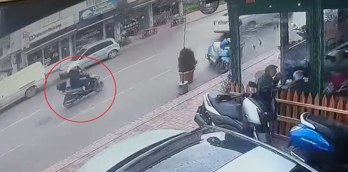 Yağışlı Yolda Motosiklet Devrildi: Sürücü Yaralandı