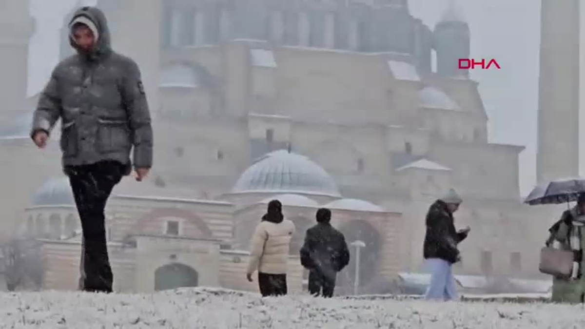 Edirne\'de Kar Yağışı Tarihi Eserleri Beyaz Örtüyle Süsledi