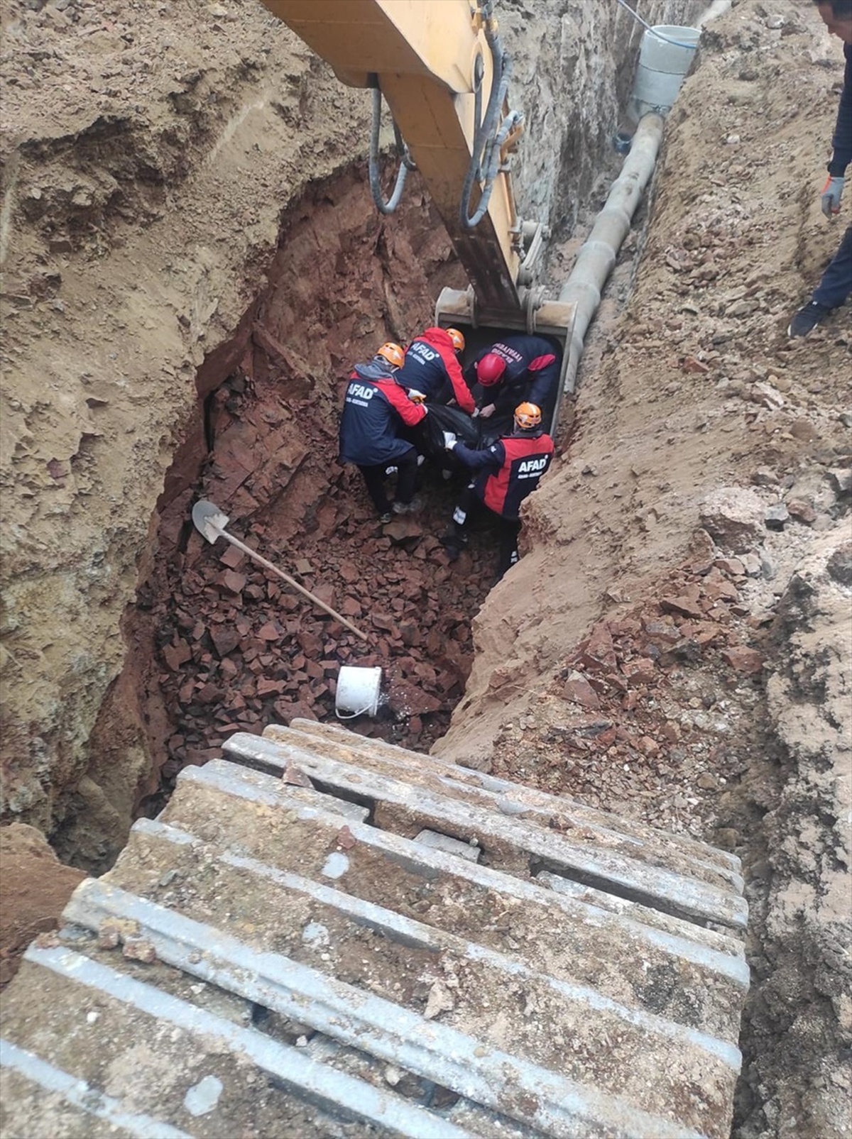 Elazığ\'da Kanal Kazısında İşçi Göçükte Can Verdi