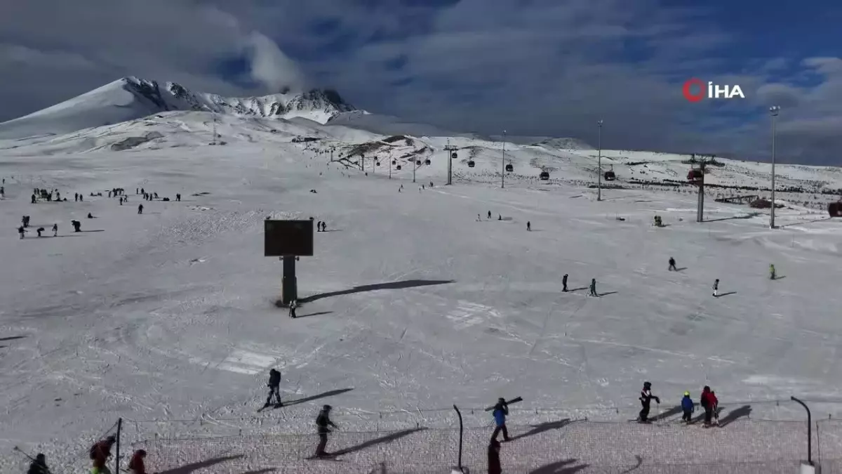 Erciyes Kayak Merkezi Hafta Sonu Yoğun İlgi Görüyor