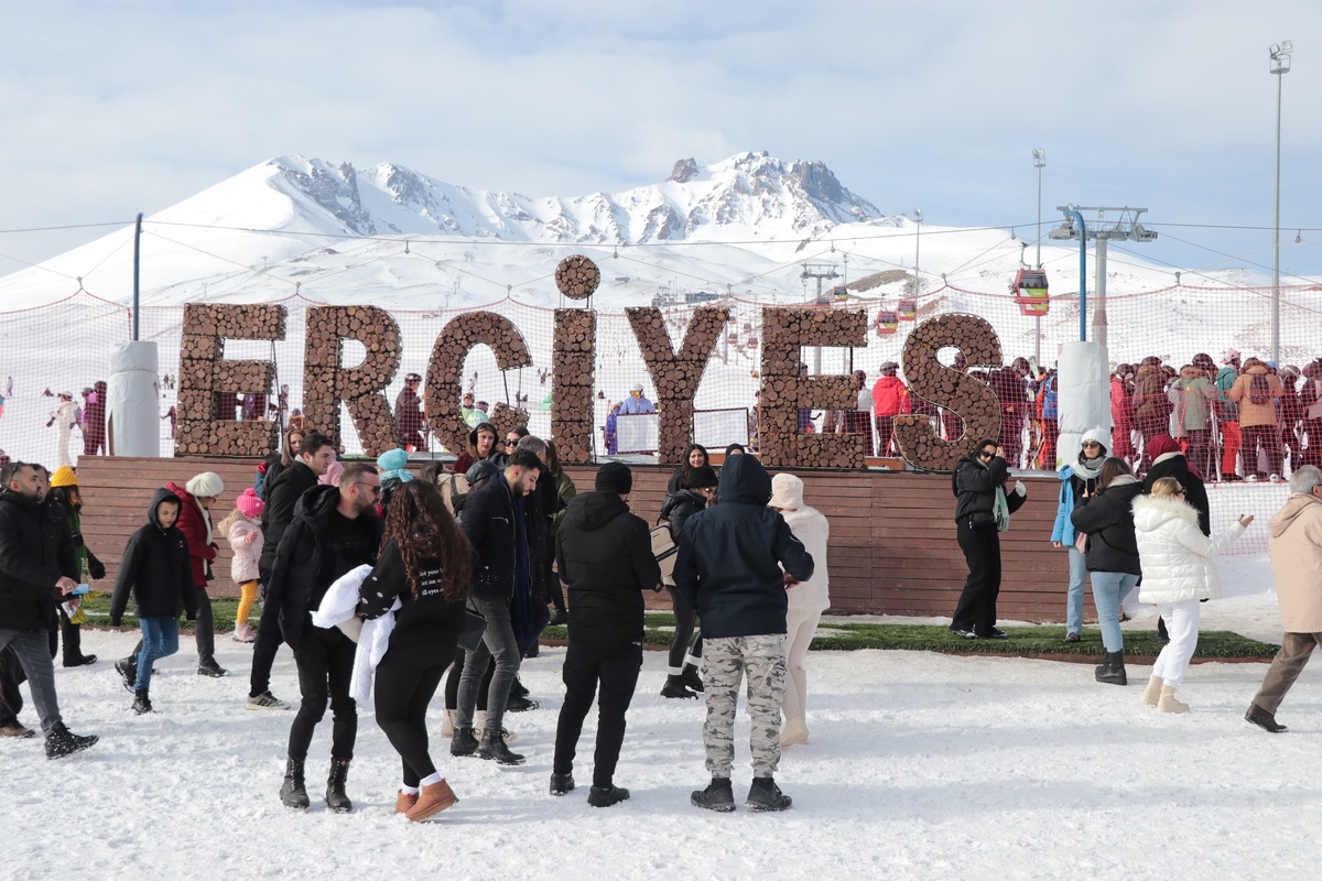Erciyes Kayak Merkezi\'nde Hafta Sonu Yoğunluğu