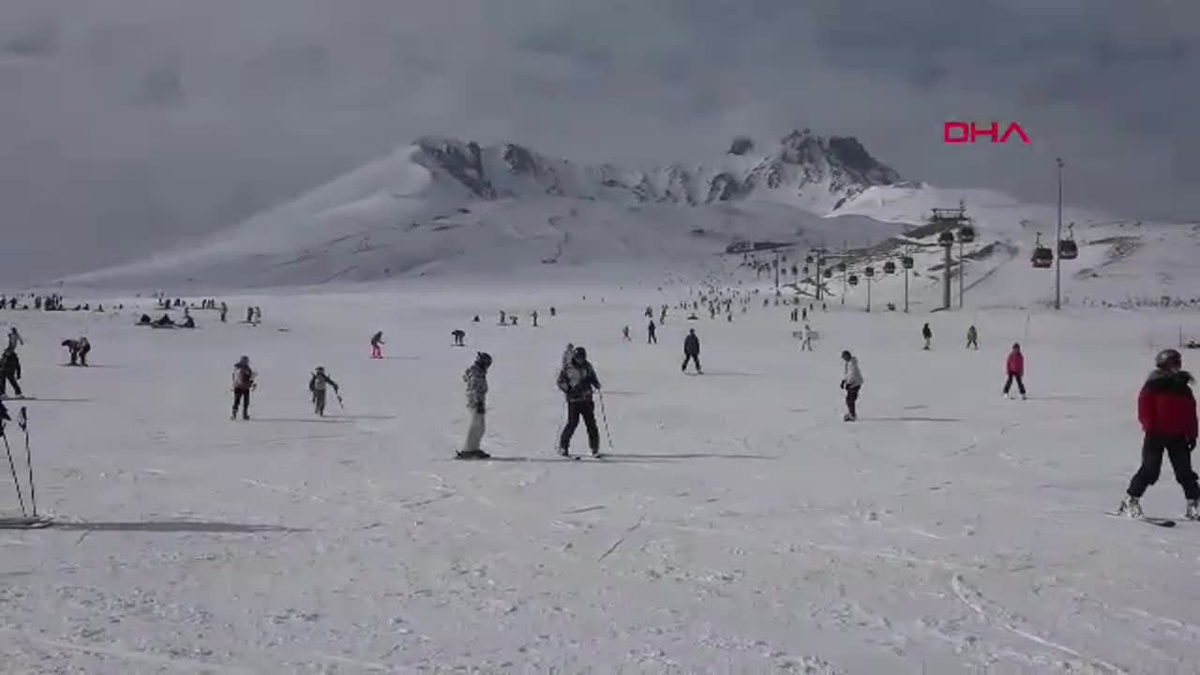 Erciyes Kayak Merkezi\'nde Hafta Sonu Yoğunluğu