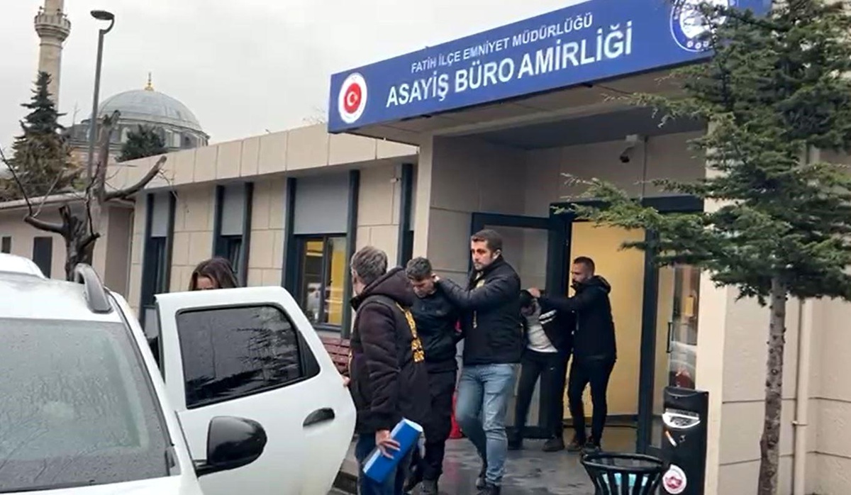 Fatih\'te Silahlı Kavga: 3 Gözaltı