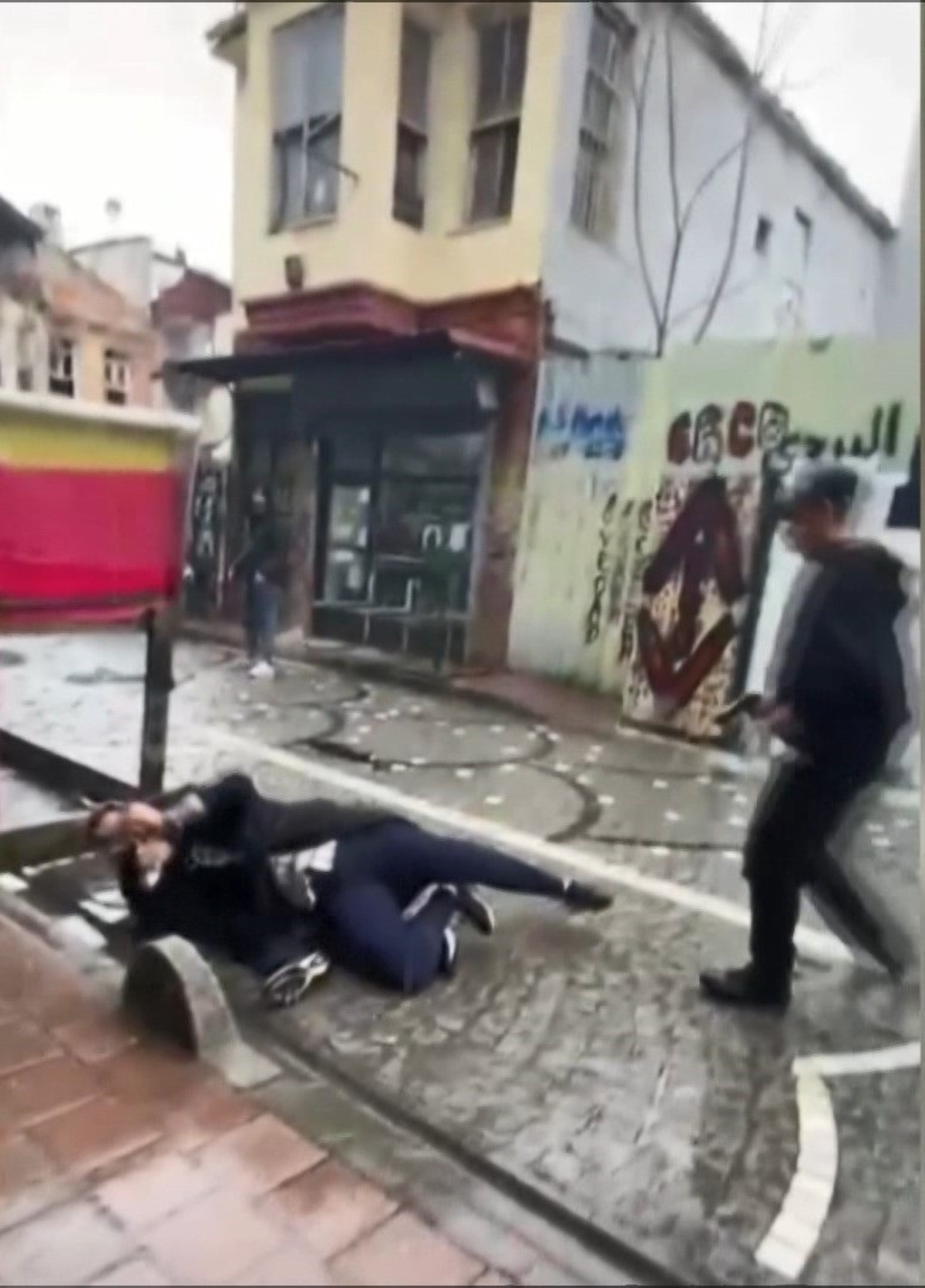 Fatih\'te Tezgah Kavgasında Seyyar Satıcı Silahla Öldürüldü