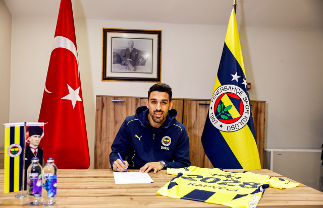 Fenerbahçe, İrfan Can Kahveci'nin sözleşmesini 3 yıl uzattı