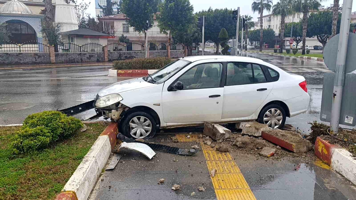 Manavgat\'ta Trafik Kazası: 3 Yaralı