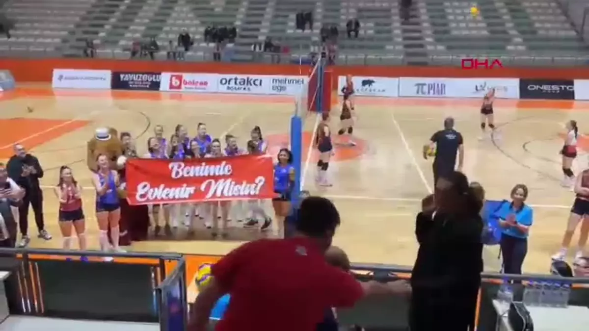 Voleybol Maçında Sürpriz Evlilik Teklifi