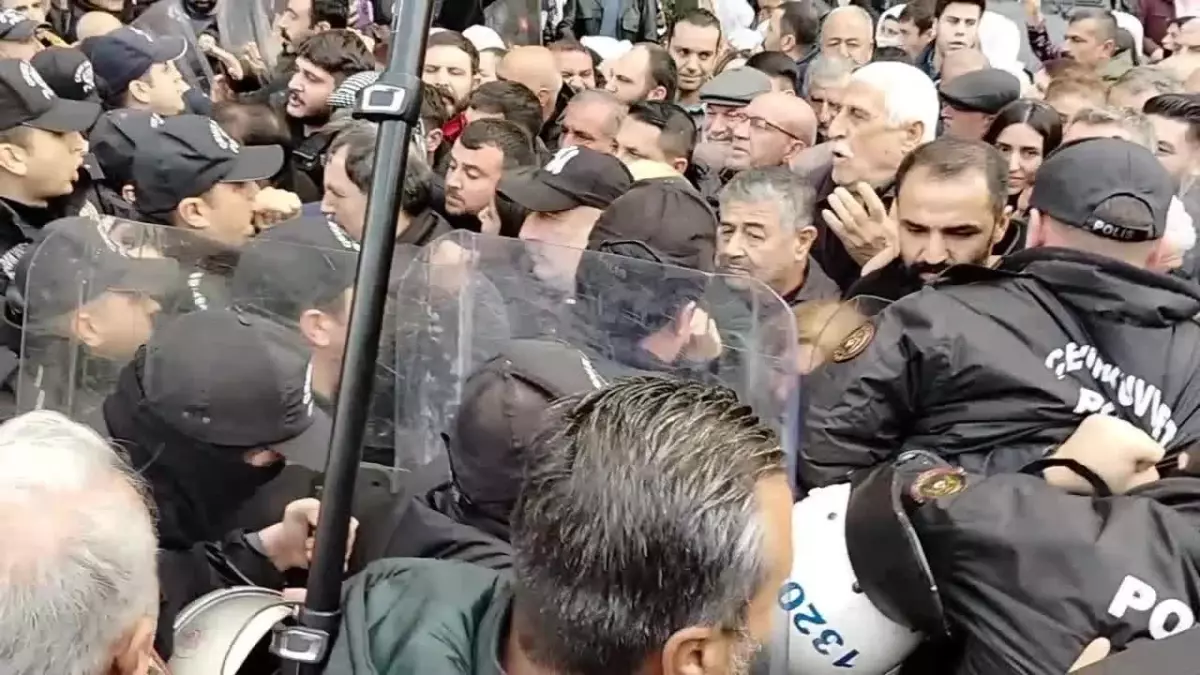 Akdeniz Belediyesi\'nde Kayyum Atamasına Protesto