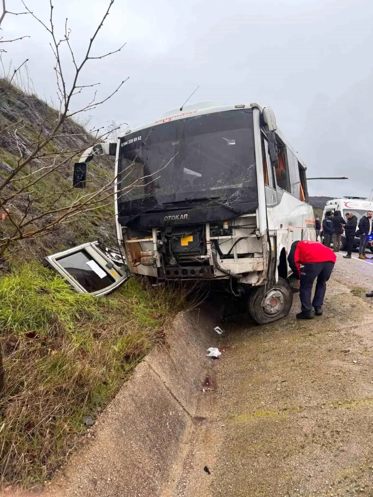 Gönen\'de İşçi Servisi Devrildi, 26 Yaralı