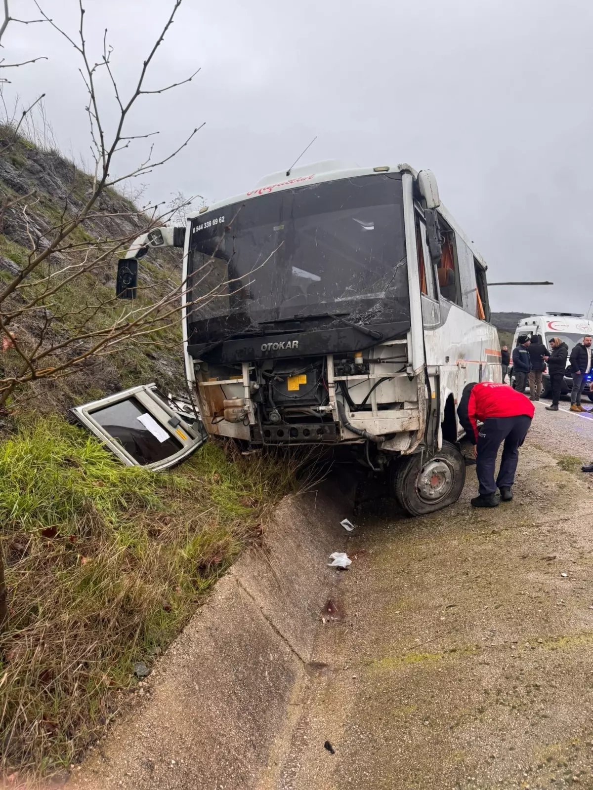 Balıkesir\'de işçi servisi devrildi: Çok sayıda yaralı var