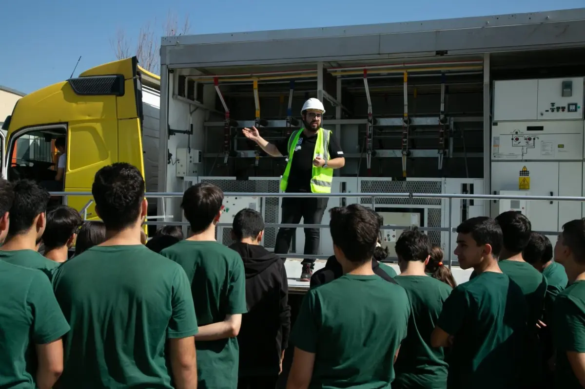 Enerjisa\'nın Mobil Eğitim Merkezi Projesi Deprem Bölgesine Ulaşıyor