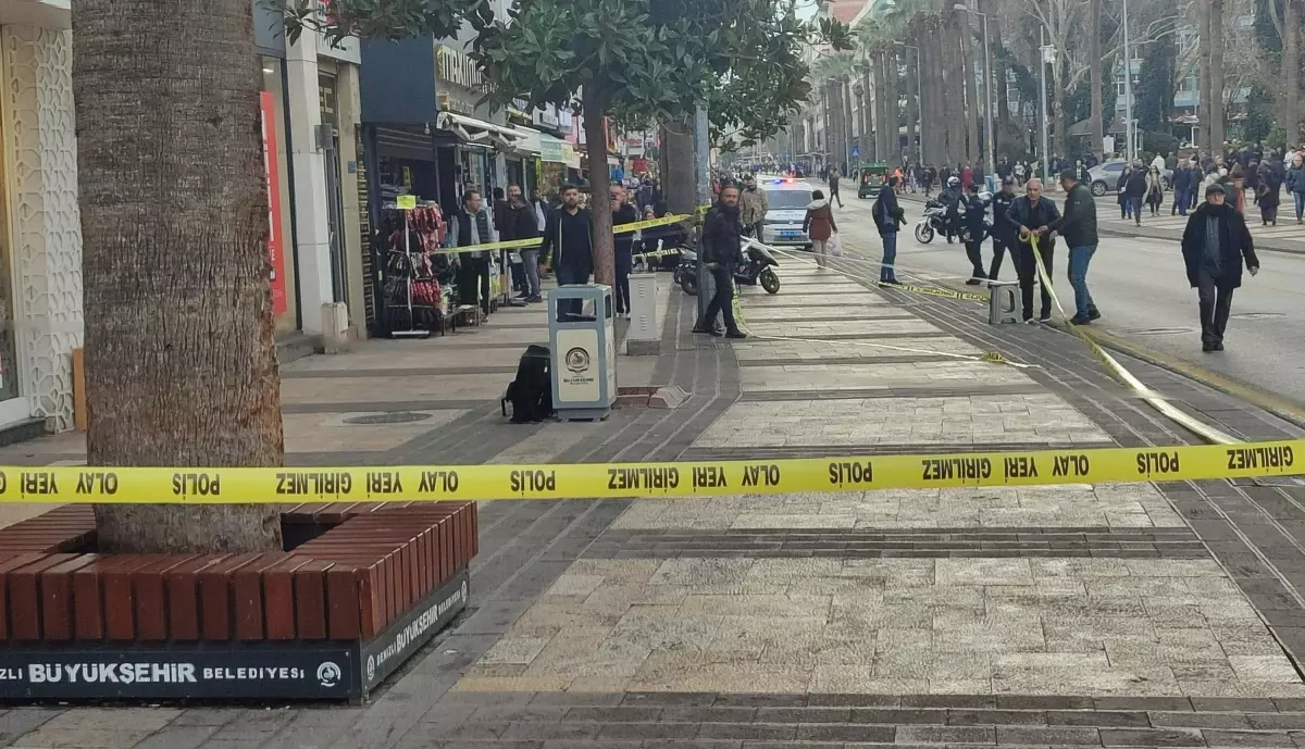 Denizli\'de CHP Binası Önünde Şüpheli Çanta Panik Yarattı