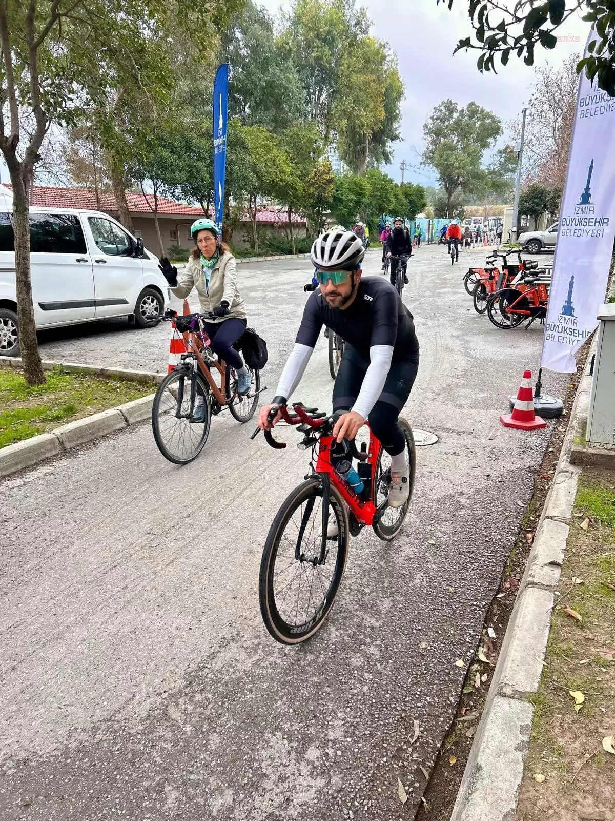 İzmir\'de Görme Engellilere Farkındalık İçin Bisiklet Turu