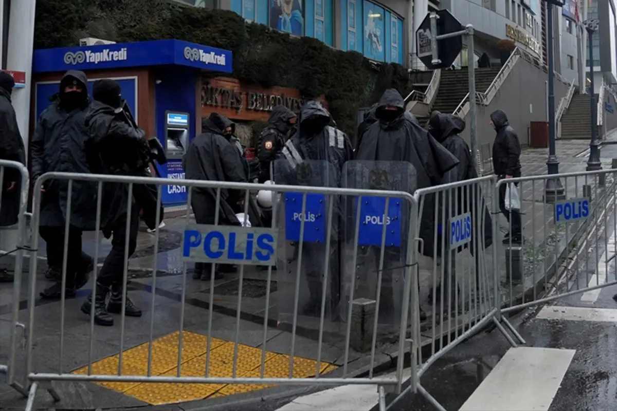 Beşiktaş Belediyesi önünde güvenlik önlemi