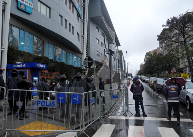 Gözaltı kararı sonrası ekipler Beşiktaş Belediyesi'nde kuş uçurtmuyor