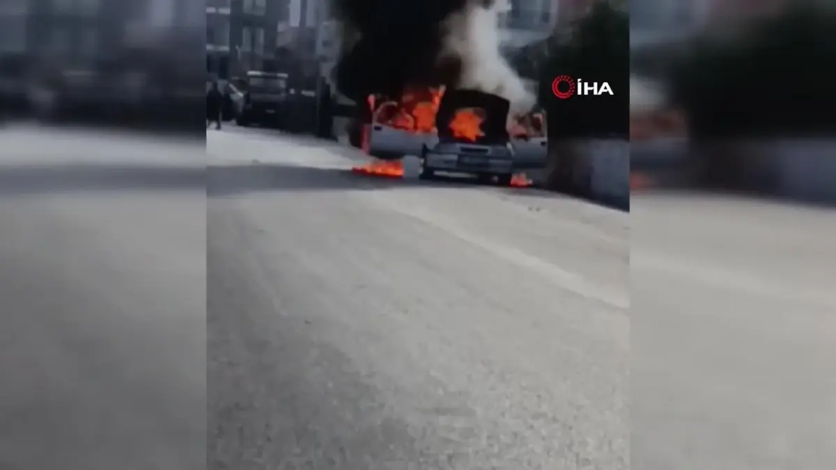 Hatay\'da Seyir Halindeki Otomobilde Yangın Çıktı