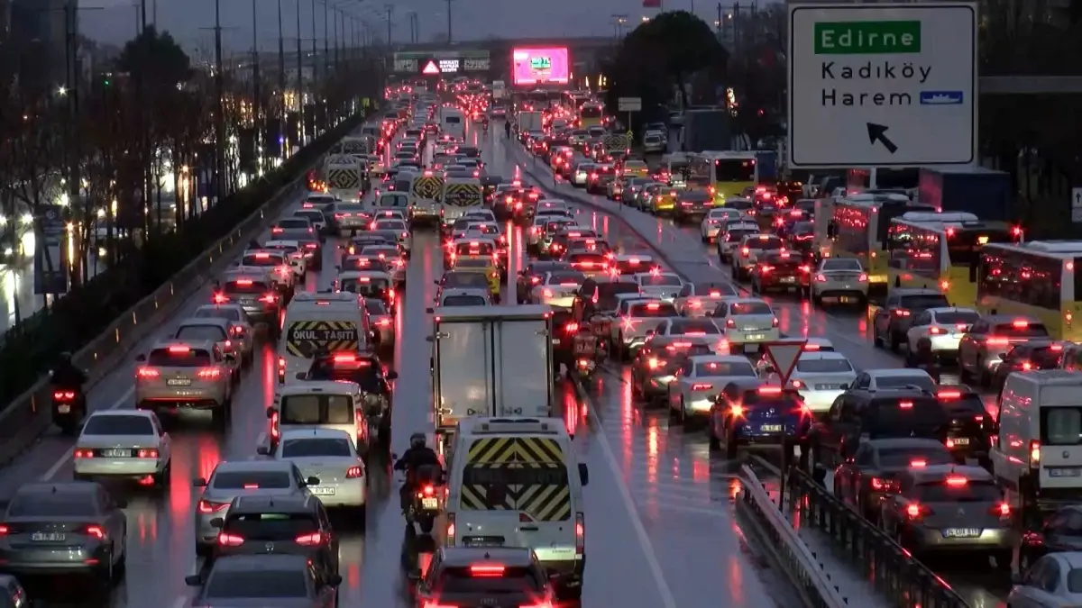 İstanbul\'da Trafik Yoğunluğu Yüzde 80\'e Ulaştı