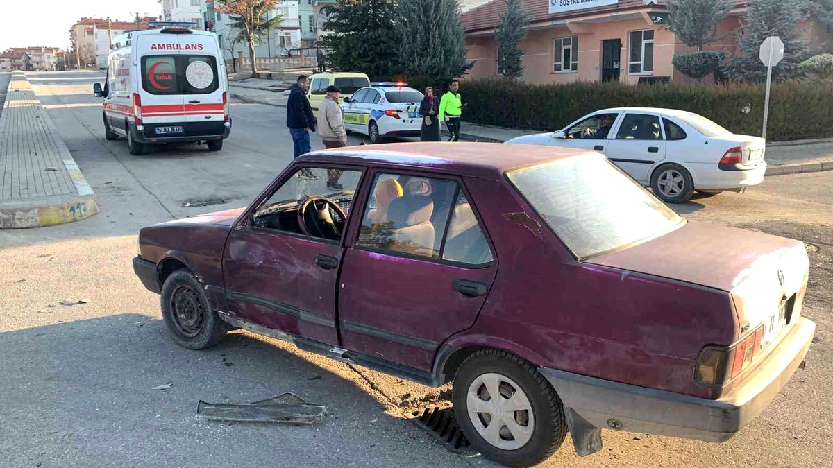 Karaman\'da Otomobil ve Motosiklet Çarpıştı