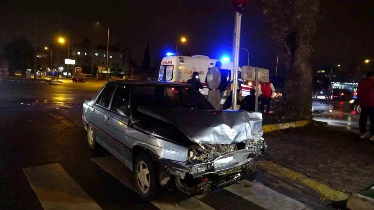 Antalya\'da Trafik Kazası: 3 Araç Hurdaya Döndü