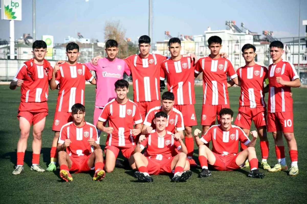 Kepez Belediyespor U18 Takımı, Antalya Kartalspor\'u 3-0 Yenerek Şampiyonluk İddiasını Sürdürdü