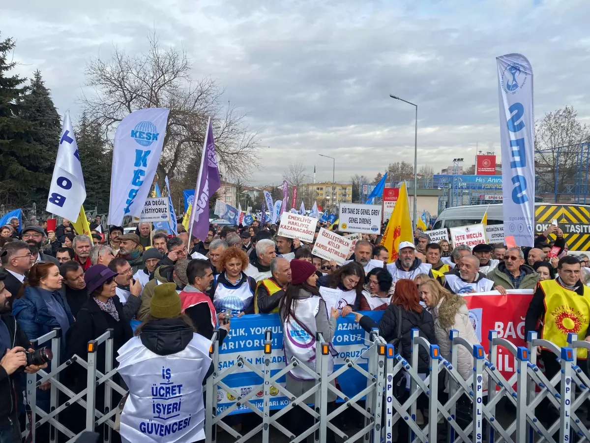 KESK\'ten bakanlık önünde vergi adaleti ve emeklilik protestosu