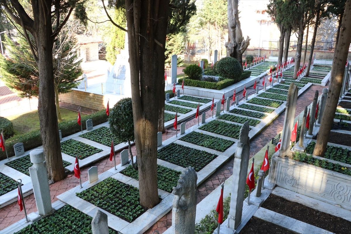 Kocaeli\'de şehitlerin mezarları çiçeklerle donatıldı