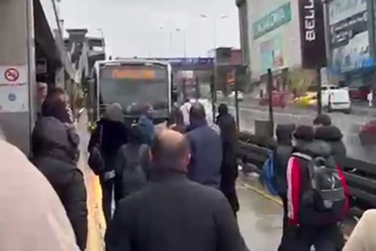 Metrobüsler durağı pas geçti! Çileden çıkan vatandaşlar yolu kesti