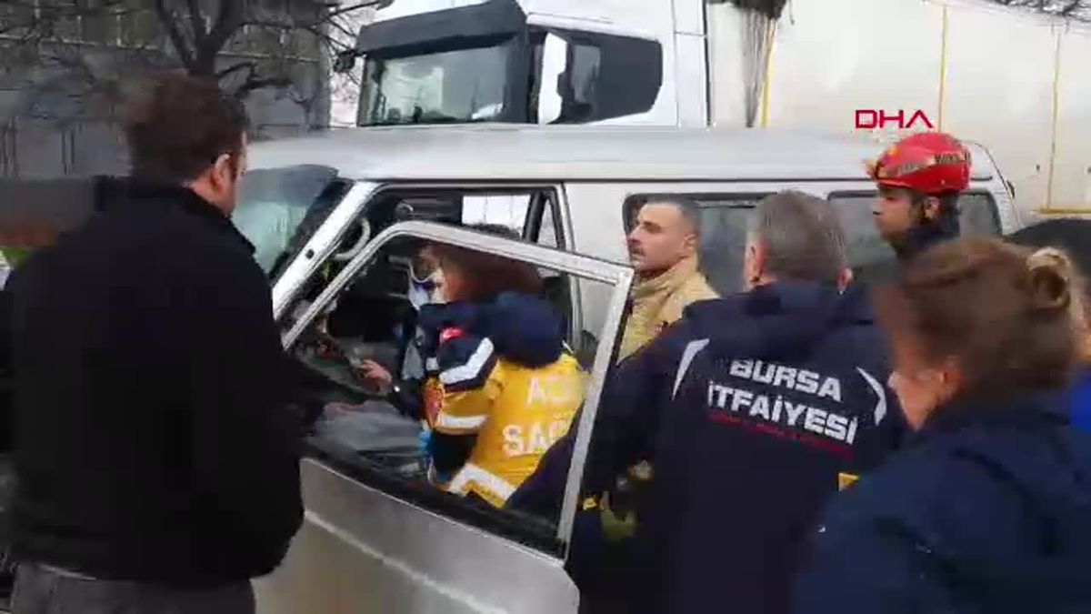İnegöl\'de TIR\'a Çarpan Minibüste 3 Yaralı