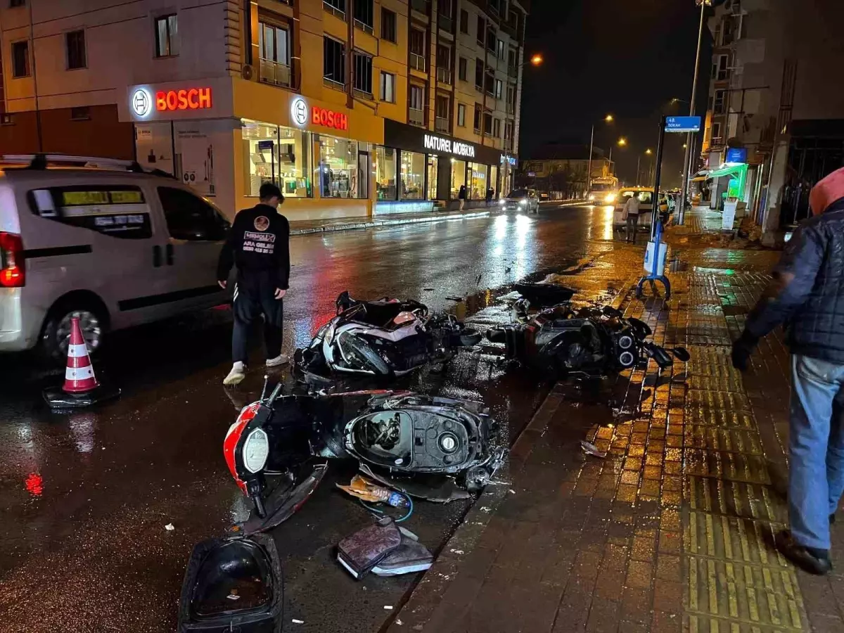 Motosikletlere Çarpan Sürücü Kaçtı