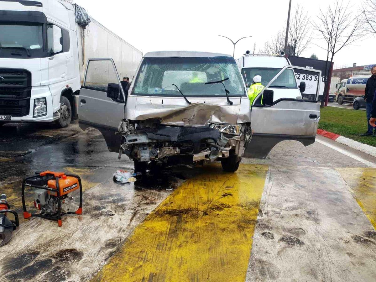 İnegöl\'de Minibüs Tıra Çarptı: 3 Yaralı