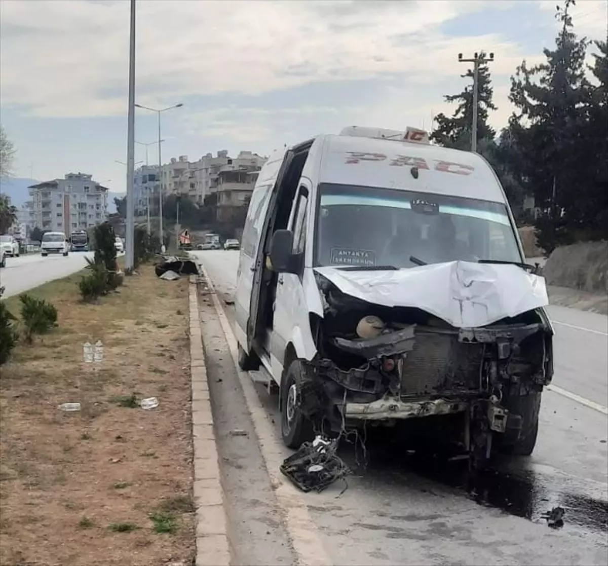 Hatay\'da Minibüs Kaza Yaptı: 2 Yaralı