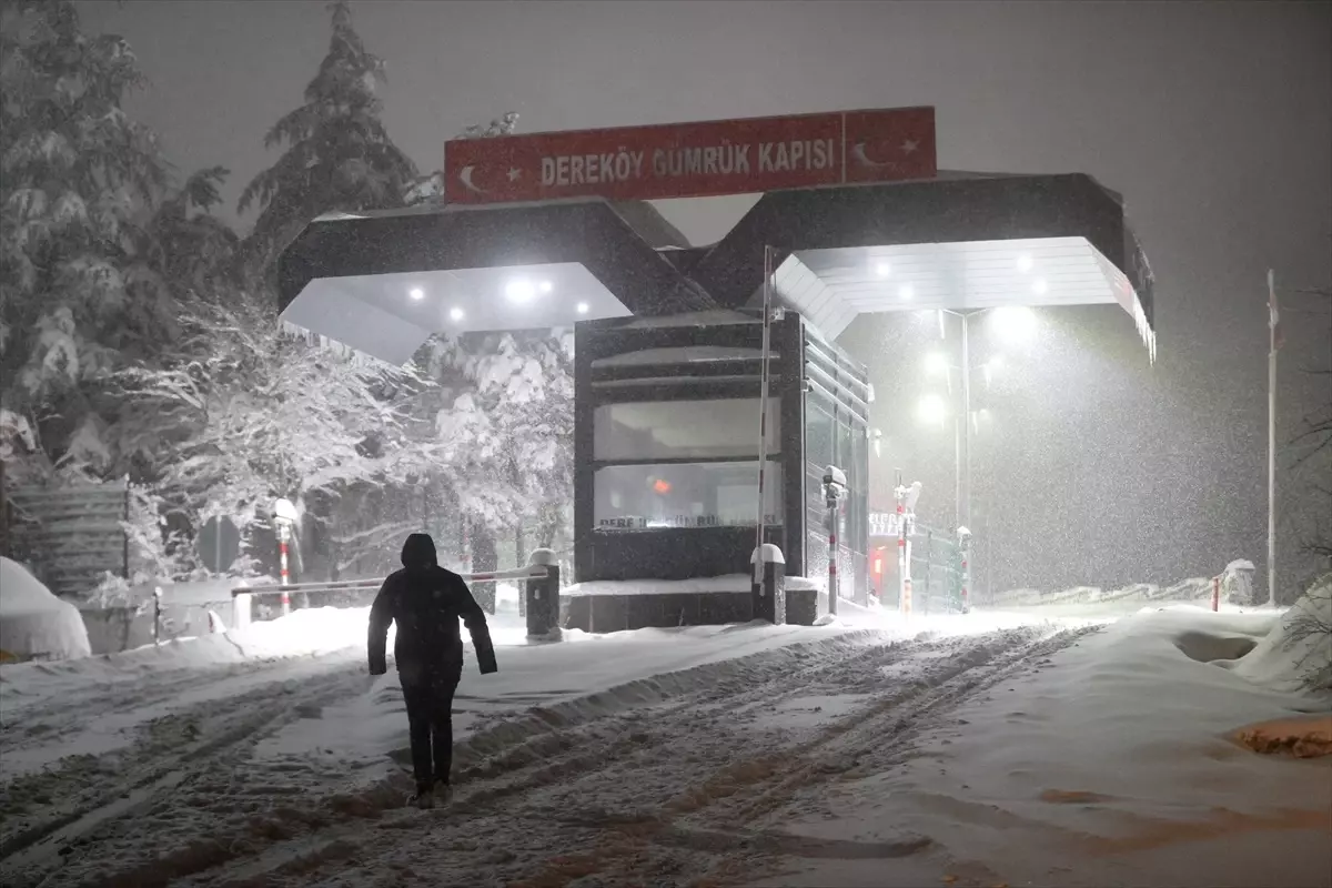 Kırklareli\'de Kar Yağışı Ulaşımı Olumsuz Etkiliyor