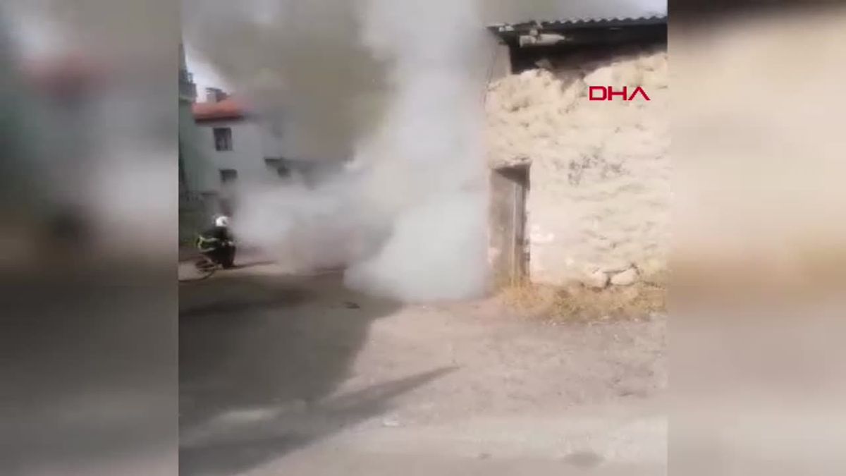 Aksaray\'da Park Halindeki Otomobilde Yangın Çıktı