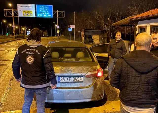 Şüphelendikleri aracı durduran ekipler bagajı açınca şaşıp kaldı