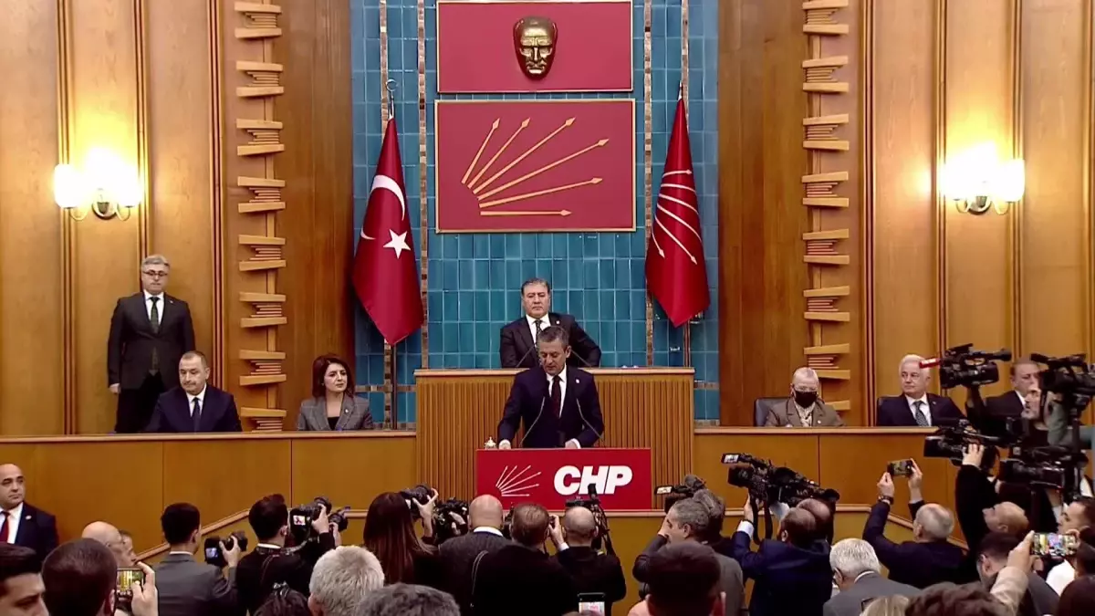 CHP Grup Toplantısı... Özgür Özel\'den Erdoğan\'a: "Senin Dediğin Yere Değil Milletin Bağrının Yandığı Yere Bakıyorum Ben"