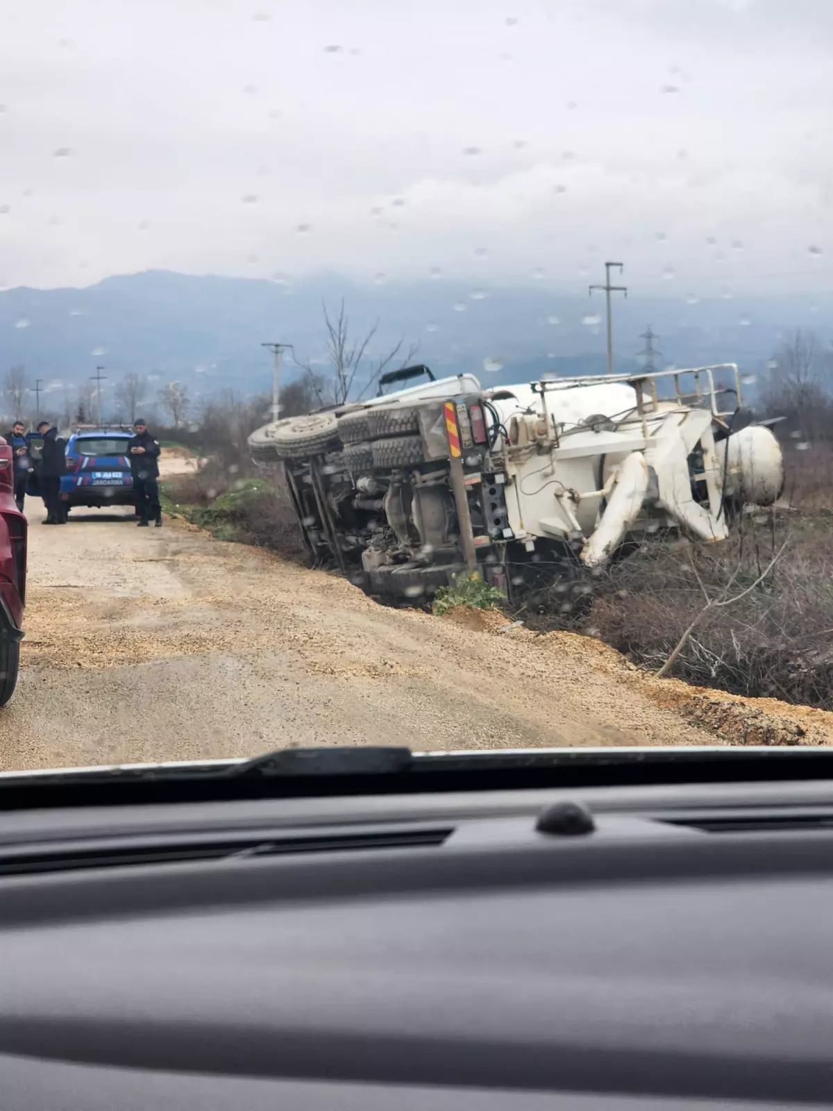 İnegöl\'de Beton Mikseri Devrildi: Sürücü Yaralandı