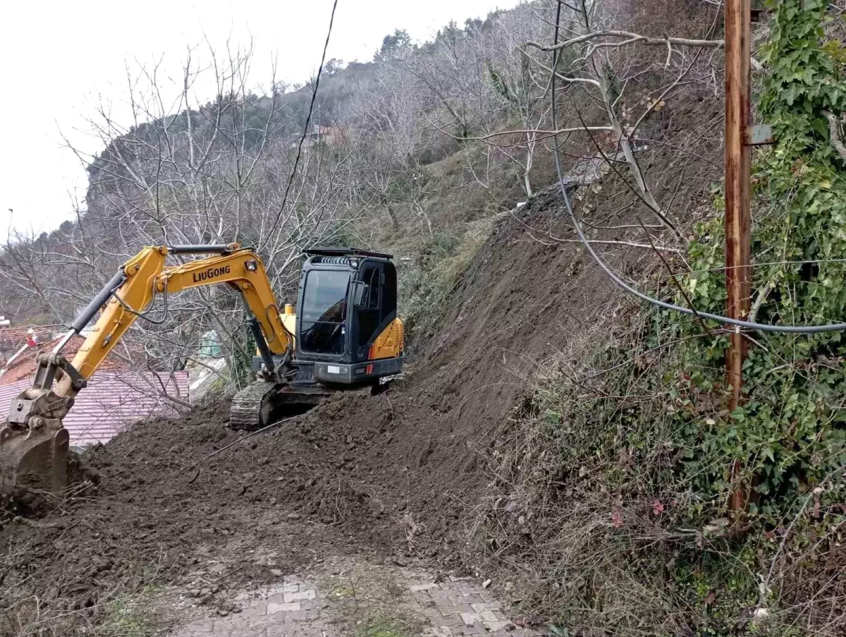 Heyelan Nedeniyle Kapanan Yol Kısa Sürede Yeniden Açıldı