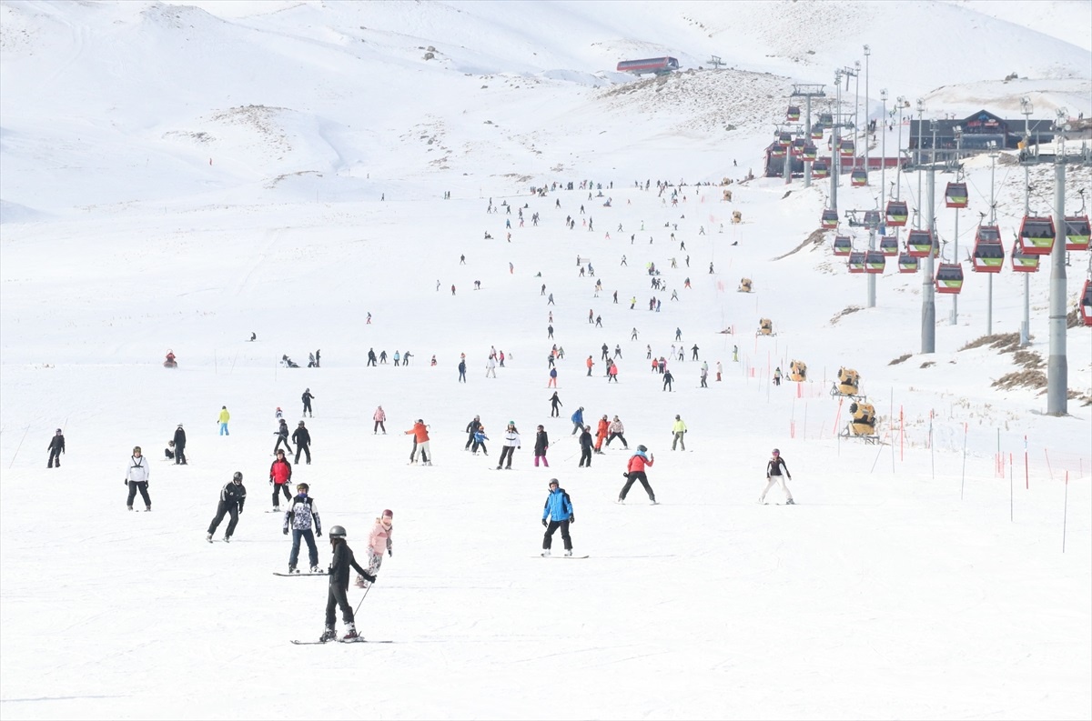 Erciyes Kayak Merkezi Rekor Ziyaretçi Ağırladı