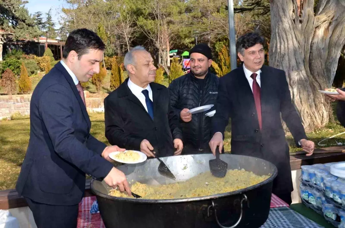 Ertuğrul Gazi Türbesi\'nde Şifalı Pilav Dağıtımı