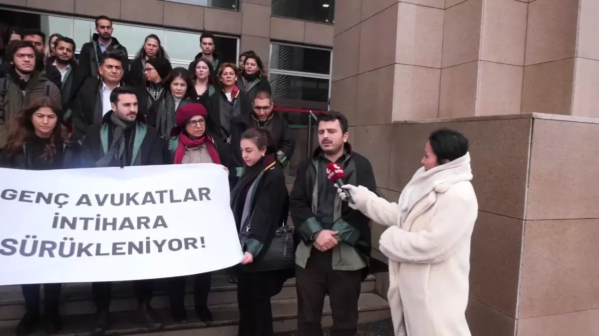 Genç Avukatlar İntiharlarını Protesto Etti