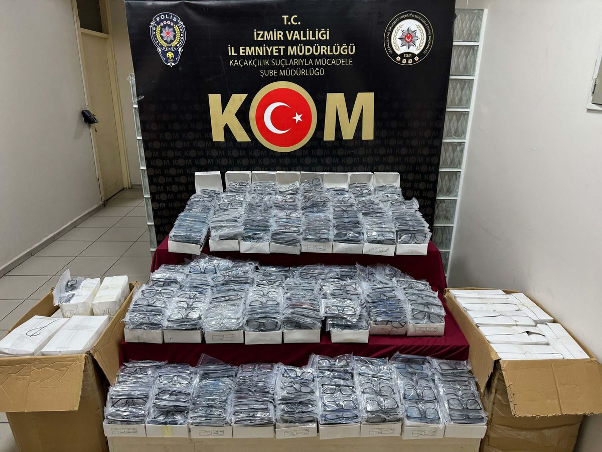 İzmir\'de Gümrük Kaçağı 14 Bin Gözlük Ele Geçirildi