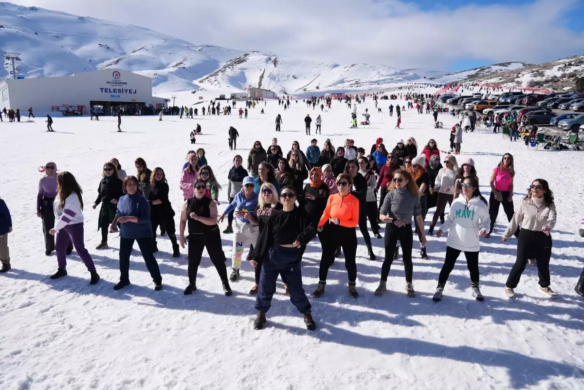 Denizli\'de Kadınlar Zumba Etkinliğinde Buluştu