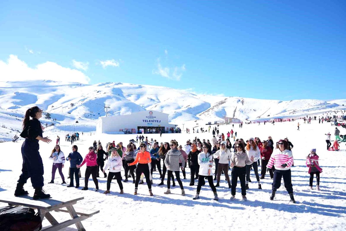 Denizli Kayak Merkezi\'nde Kadınlar İçin Eğlenceli Zumba Etkinliği