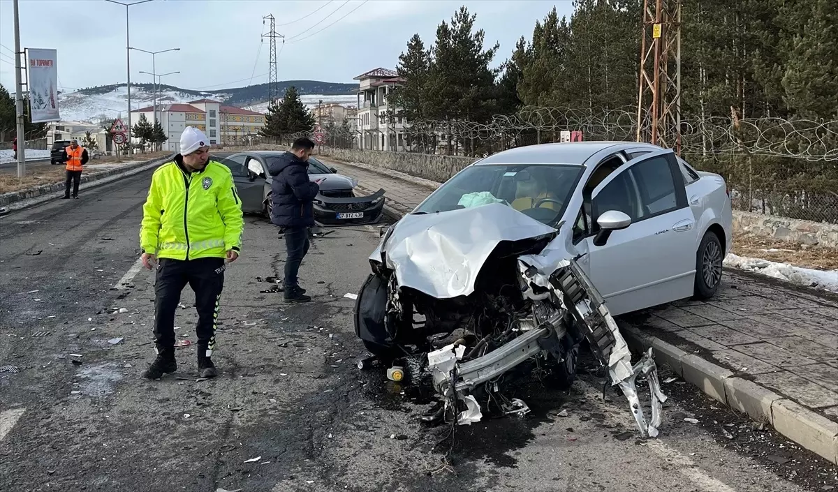 Sarıkamış\'ta Trafik Kazası: 3 Yaralı