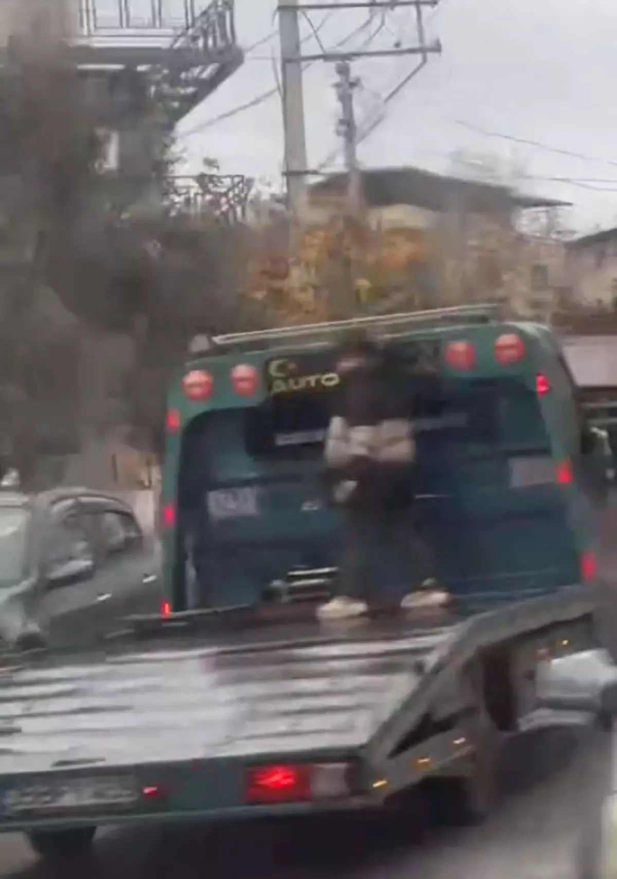 Oto çekicide seyahat eden çocuğun görüntüleri, sürücüye ceza kesti